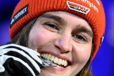 Selina Freitag freut sich über ihre Silbermedaille, die sie bei der WM in März in Trondheim auf der Großschanze gewann.