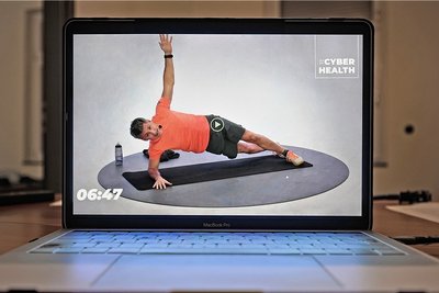 Auf die Bauchspannung achten: Trainer Tom in Aktion. Die Übung nennt sich übrigens Sideplank mit Rotation.