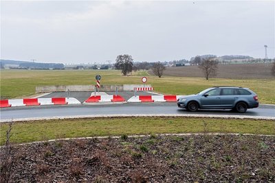 Die tote Ausfahrt am Kreisel Siebenhitz soll bald der Vergangenheit angehören. Für den Neubau der Staatsstraße 303 westlich von Falkenstein will Sachsen bis 2025 rund 3,3 Millionen Euro bereitstellen. Zumindest im Fachausschuss wurden die Ampel auf Fertigstellung der Anbindung an die Göltzschtalumgehung auf Grün gestellt.