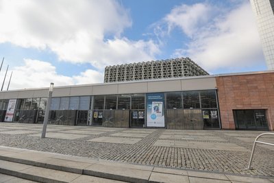 Die Stadthalle Chemnitz steht als architektonisch herausragendes Ensemble aus den 1970er-Jahren unter Denkmalschutz.