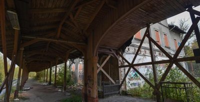 Lässt sich das 1871 errichtete Limbacher Bahnhofsgebäude (rechts) samt der Holzüberdachung der Bahnsteige aus dem Jahr 1909 noch retten?