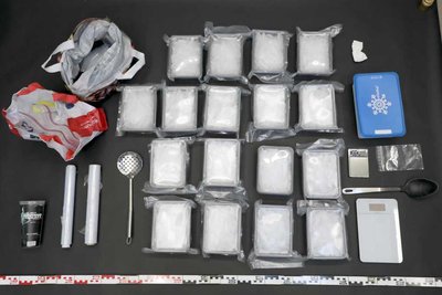 Fast neun Kilogramm Crystal sowie verschiedene Utensilien stellen die Beamten bei den Wohnungsdurchsuchungen sicher.