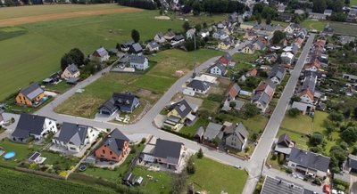 An Wohngebieten wie in Crottendorf - das bereits seit 2013 existiert - kritisieren die Grünen die Flächenversiegelung. Auch die Ortskerne würden leiden.