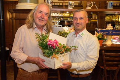 Adorfs Bürgermeister Rico Schmidt (rechts) beglückwünschte Gastronom Horst-Jürgen Engel zum Neustart der Gaststätte im Rathskeller in Adorf.