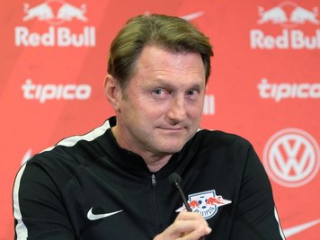 Leipzigs Trainer Ralph Hasenhüttl ist vor der Partie bei den Bayern guter Dinge - den Respekt der Münchner hat sein Team bereits.