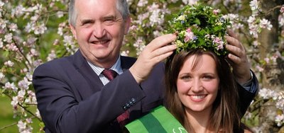 Sachsens Landwirtschaftsminister zeigt sich gern mit Königinnen - hier mit Sachsens aktueller Blütenkönigin Laura Kirschner.