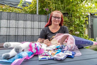 Schulanfängerin Charlotte hat sich ihre Einhorn-Zuckertüte selbst ausgesucht. Was drin steckt, dieses Geheimnis hütet ihre Mutter Kerstin Berg. Rauslugen wird Stute Sabrina in Plüsch.