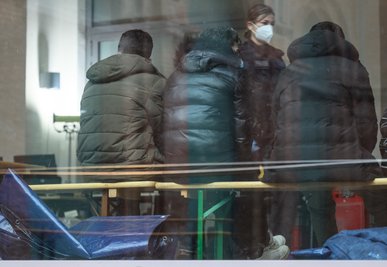 Dresden im Oktober: Flüchtlinge aus Syrien warten im Ankunftsbereich für Geflüchtete im Hauptbahnhof auf die Registrierung.