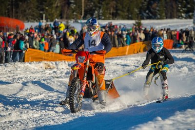 Skikjöring in Geyer: Die meisten der 98 Starter saßen auf Motorrädern.