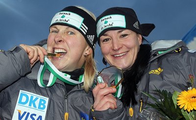 Ausgelassene Freude bei Cathleen Martini (links): Vor zehn Jahren gewann sie mit Anschieberin Janine Tischer ihren vierten EM-Titel. Bei ihren beiden Olympiateilnahmen ging die gebürtige Zwickauerin leer aus. Foto: Imago