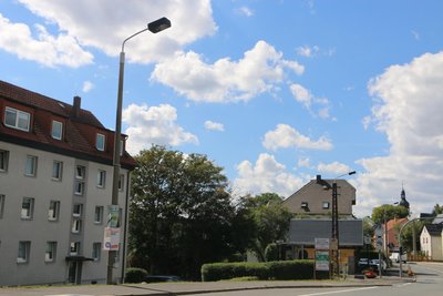 Die Straßenleuchten und maroden Gehwege auf der B 282 in Syrau werden erneuert.