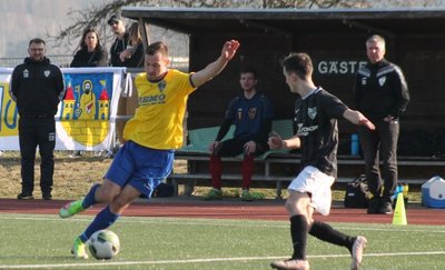 Der Reichenbacher Außenverteidiger Maurice Lange (am Ball) schenkte den Thalheimern zwei Tore ein. 