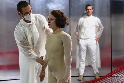 Szene aus "Frau Ada denkt Unerhörtes" mit Katharina Schmidt, Denis Grafe (links) und Julius Foster. Das Stück des Schauspiel Leipzig wird beim Sächsischen Theatertreffen in Zwickau zu sehen sein. 