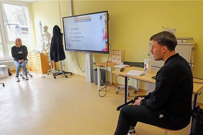 Zu Beginn gibt es eine genaue Einweisung und einen Film zum Thema Depression. 