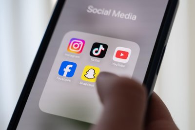Ob per Handy oder Computer: Soziale Medien sind bei jungen Menschen die Hauptinformationsquelle für politische Themen.