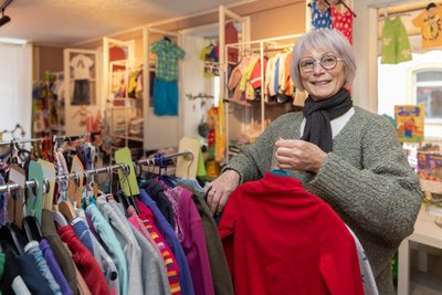 Der Secondhand-Laden „Kinderwelt“ des Vereins Help zieht ebenfalls ins ehemalige Modehaus Höbler um. Nächste Woche Mittwoch ist Eröffnung. Im Bild: die ehrenamtliche Helferin Constanze Geng.