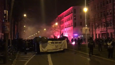 Auch Steine flogen aus den Reihen der Demo.