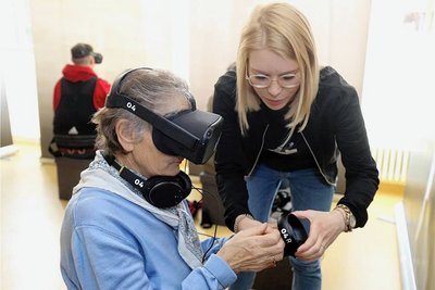 Rebecca Menge gibt vor dem Beginn der VR-Erfahrung ein paar Tipps. 