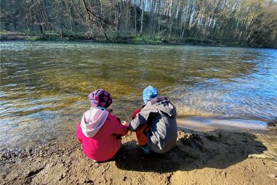 Sand und Wasser - mehr brauchen Kinder grundsätzlich nicht zum Glücklichsein. 