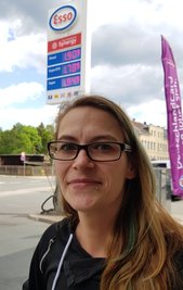 Stephanie Golle ist Stationsleiterin der Esso-Tankstelle in Oelsnitz. Der Liter Super verbilligte sich hier von 2,15 Euro am Abend auf 1,84 Euro am Vormittag. 