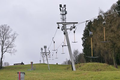 Der Skilift „Auf der Milda" in Lößnitz wartet nach teurer Reparatur auf Schnee und Minusgrade für die Schneekanonen.