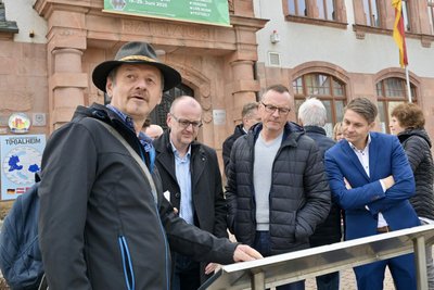Direkt am Rathaus beginnt der Rundweg.