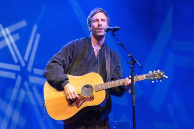 Sänger Max Giesinger spielte im ausverkauften Naturtheater in Bad Elster ein umjubeltes Konzert.