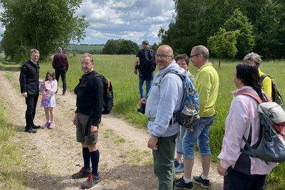 Jens Grigoleit (l.) agierte bei der ersten Freiberger „Schachthüpfen“-Tour als Wanderleiter.