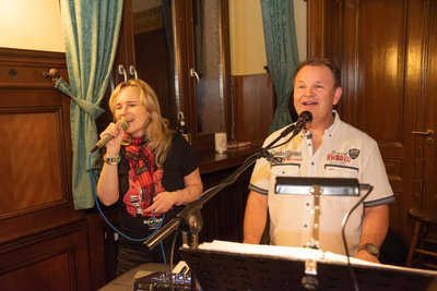 Das Honeymoon-Duo Susanne Petzold und René Schröder sorgte zum Neustart der Gaststätte im Rathskeller Adorf für Stimmung.
