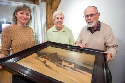 Museumsleiterin Janet Franke-Reichel, Heide Marie und ihre Mann Peter Gaschütz (v. l.) mit einem der Bilder Oskar Burkhardts.