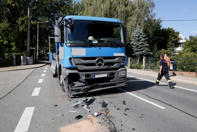 Bei einem Unfall an einer Kreuzung im Chemnitzer Stadtteil Siegmar kollidierten ein Toyota und ein Lkw.