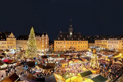 Personalnot und Aspekte wie Rohstoffmangel haben Folgen für einen Teil der Weihnachtsmärkte im Erzgebirge. Ein Beispiel ist Annaberg. Während bei der letzten Auflage 2019 - hier ein Bild von der Eröffnung damals - 82 Standplätze vergeben waren, sind es diesmal weniger. Kein Einzelfall. 