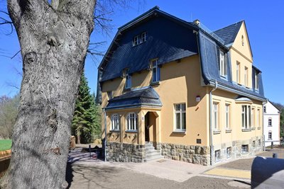 Das Schmidt-Rottluff-Haus, jüngstes Museum der Stadt, ist schon im Buch präsent.