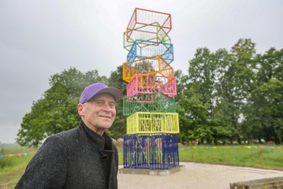 Der Chemnitzer Künstler Frank Maibier vor seinem Werk „Ornamente“ am Ortseingang von Oberlichtenau.