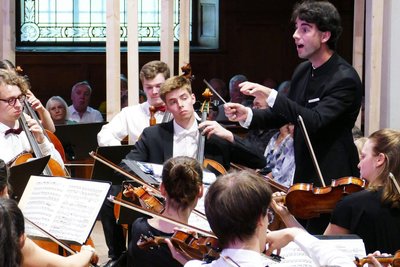 Sowohl als Organisator des Musiksommers als auch als Dirigent der Jungen Philharmonie Augustburg hält Pascal Kaufmann das Zepter in der Hand.