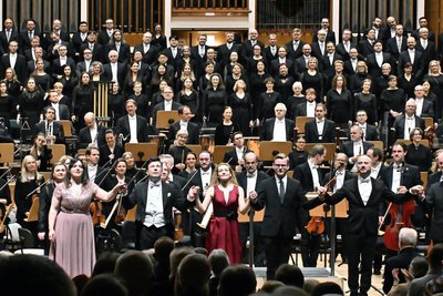 Erlösung, Erleichterung, Freude – Standing Ovations, Bravo-Rufe nach einem wunderbaren Konzert: Gustav Mahlers 2. Sinfonie „Auferstehung“.