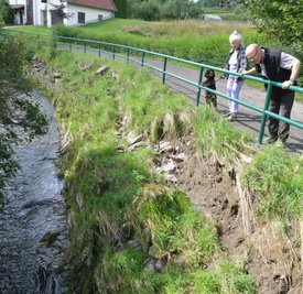 Das jüngste Unwetter hat auch die Böschung des Münzbachs teilweise weiter ausgespült. Claudia und Friedrich Schade sehen die Schäden bei ihren Spaziergängen mit ihrem Hund fast täglich. 