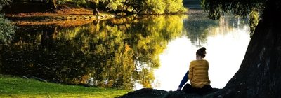 Das Hauptmotiv, das sitzende Mädchen, ist gut in Szene gesetzt, nicht nur wegen der Position im Bild. Es hebt sich klar vom ruhigen, sehr hellen Hintergrund des sich im Wasser spiegelnden Himmels ab. 