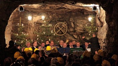 Immer ein stimmungsvolles Erlebnis: Mettenschichten im Besucherbergwerk Zinnkammern. Aber wie lange noch? Das Programm zum Auftakt der Saison 2009 hatte der Posaunenchor Rittersgrün mitgestaltet. 