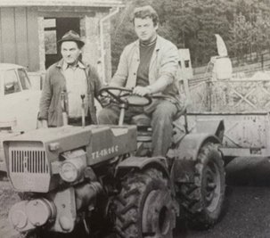 Ein Bild aus den Anfangsjahren, als ein Traktor für Dieter Haase (l.) und Frank Ott noch eine große Errungenschaft war. 
