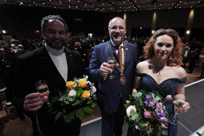 Erhoben ihr Glas beim Jahresempfang auf Plauen: Sopranistin Christina Maria Gass, Plauens OB Steffen Zenner und Generalmusikdirektor Leo Siberski.