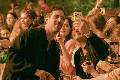 Sänger Max Giesinger (Mitte) erfüllte nach seinem umjubelten Konzert im ausverkauften Naturtheater zahlreiche Selfie-Wünsche seiner Fans.