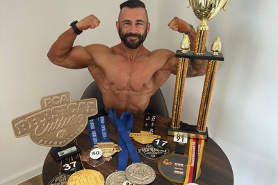 Stolz präsentiert Justin Klitzke seine Trophäensammlung.