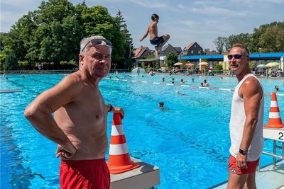 Andreas Quegwer (l.) und Jan Kugler arbeiten zur Hochsaison fast täglich im Freibad und behalten vom Beckenrand aus das Geschehen im Blick. Nur zweimal pro Woche unterstützt sie ein Rettungsschwimmer bei ihrer Arbeit.