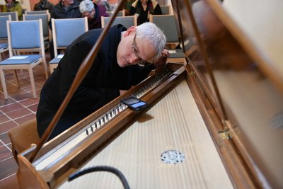 Beim Stimmen des Instruments ist gutes Gehör gefragt. 