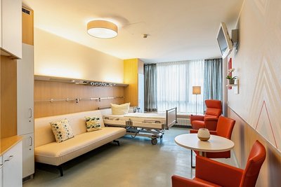 Blick in eines der sechs Einzelzimmer der Palliativstation im Haus Annaberg des Erzgebirgsklinikums.