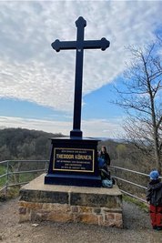 Das Körnerdenkmal auf dem Harrasfelsen. Kein Gipfelkreuz, aber ein Kreuz auf dem Berg. 