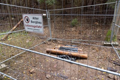 Der illegal gegrabene Zugang zum Stollensystem ist gesichert. Die Suche am Sonntag fand an einer anderen Stelle statt.
