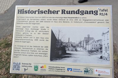 Eine der Tafeln des historischen Rundgangs. Sie steht an der B 180.