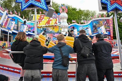 Laut Polizei passierten die Konflikte und Straftaten meist in den frühen oder späten Abendstunden. Besucher, wie diese fünf Chemnitzerinnen und Chemnitzer, lassen sich davon nicht abschrecken, wie Rico Illgen befürchtet.